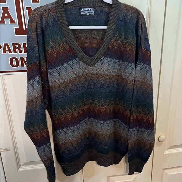 Jantzen Classics 100% Acrylic V-Neck Sweater - Picture 4 of 7